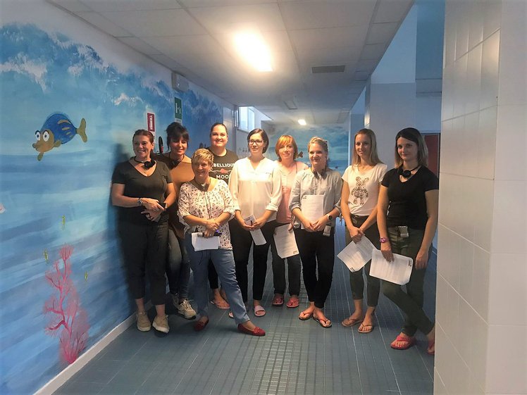 incontro ostetriche in piscina gravidanza
