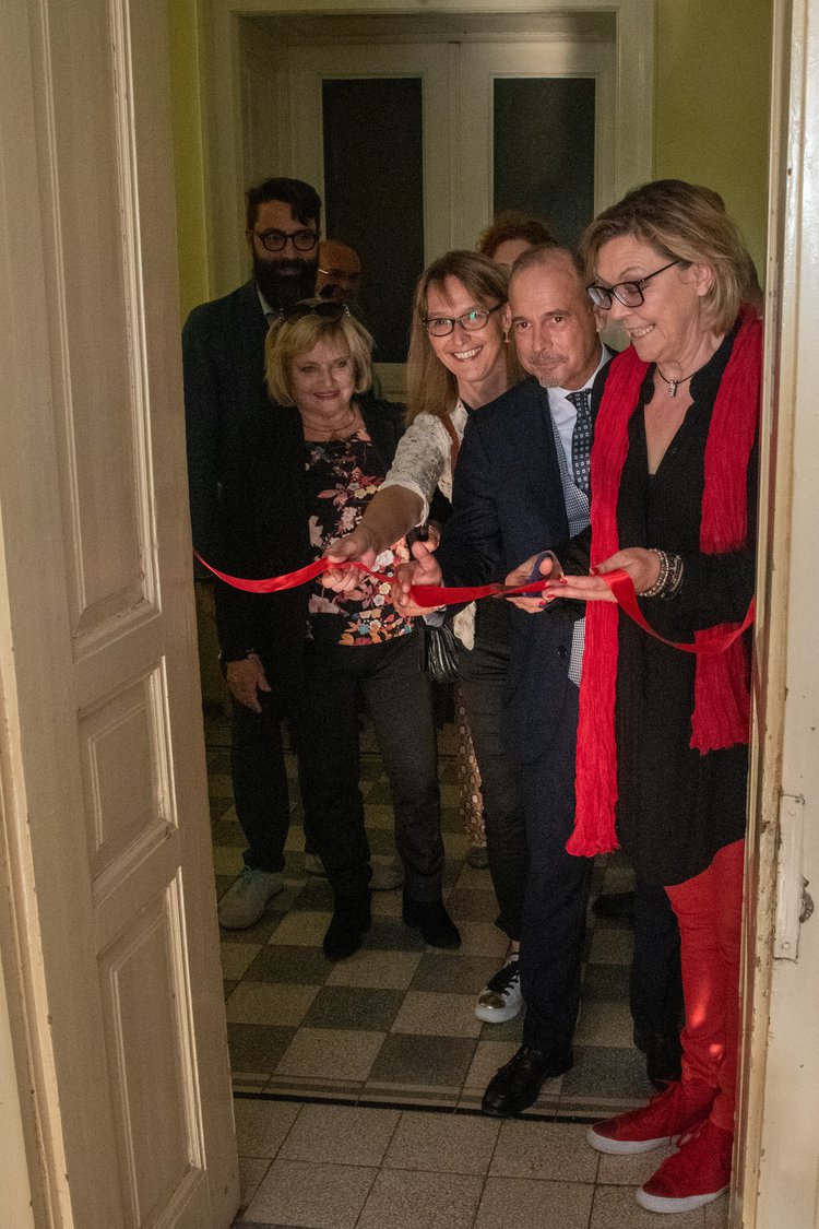 taglio nastro ufficio